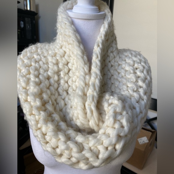 Cream infinity scarf. Hollister soft acrylic. Perfect condition - Picture 2 of 6